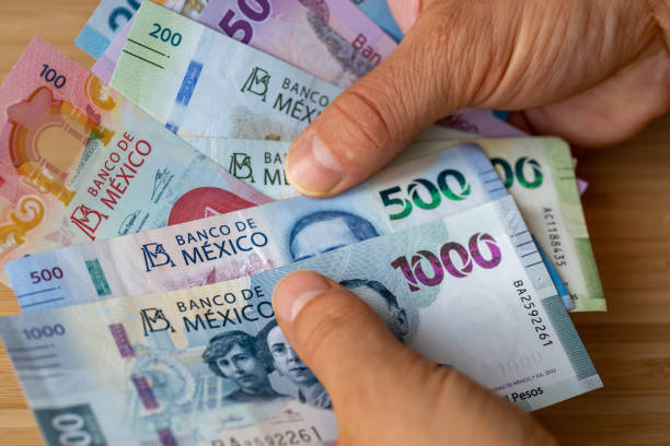 Mexican Peso Tumbles as Geopolitical Tensions Rise, Fed Signals Hawkish Shift