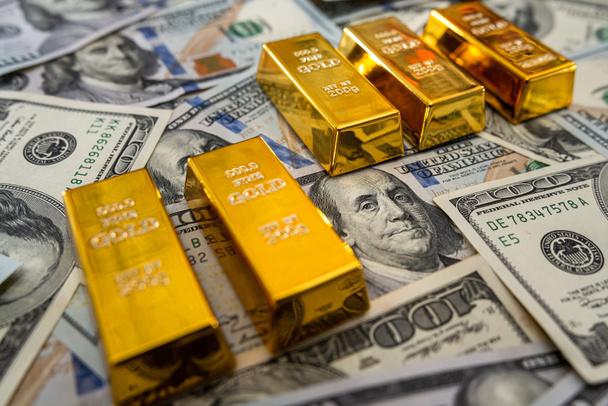 Gold Drops Below $4,100 as Hawkish Fed Tone Shakes December Rate-Cut Expectations