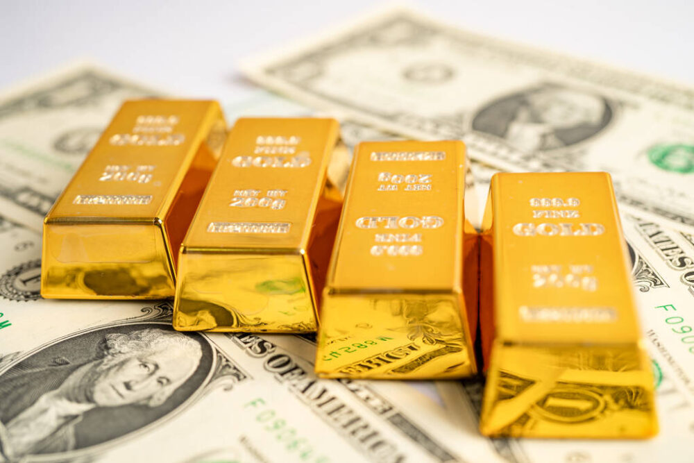 Gold Surges Above $3,370 as Powell Signals Rate Cuts Amid Rising Labor Market Risks